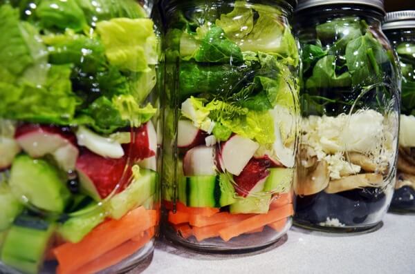 Salada no pote de vidro: refeição pratica e saudável